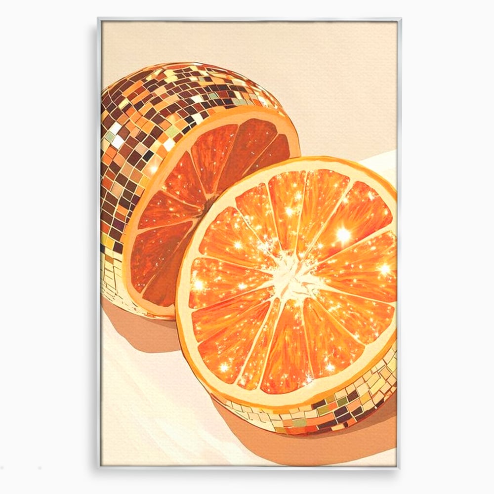 Tablou canvas cu ilustratie digitala cu felii de portocala si globuri disco, in rama de aluminiu argintiu